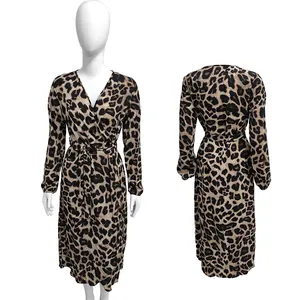 Vorder- und Rückseite eines modischen Chiffonkleides mit Leopardenmuster und V-Ausschnitt