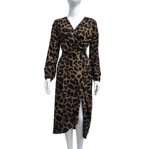 Schickes Chiffon-Kleid mit Leopardenmuster, V-Ausschnitt und elegantem unregelmäßigem Saum