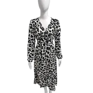 Nahaufnahme eines eleganten Chiffonkleides mit Leopardenmuster, V-Ausschnitt und Taillenband