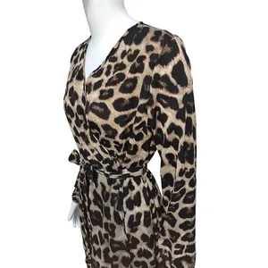 Seitenansicht des eleganten Chiffonkleides mit Leopardenmuster und tiefem V-Ausschnitt