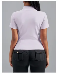 Vista posteriore di un top da yoga lavanda e leggings cargo neri per un look fitness elegante.