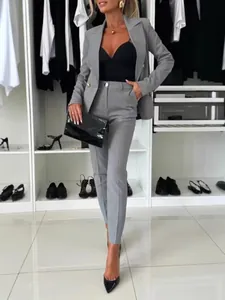 Eleganter grauer schmal geschnittener Blazer und Hosenanzug für einen modernen Büro-Look