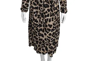 Detailaufnahme eines Chiffonkleides mit Leopardenmuster, Bindegürtel und Saumlinie