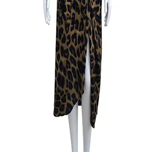 Detailansicht eines Chiffon-Kleides mit Leopardenmuster und unregelmäßigem Saum