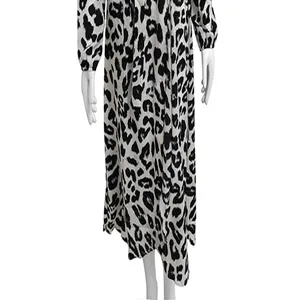 Detailansicht eines Damenkleides aus Chiffon mit Leopardenmuster und unregelmäßigem Saum