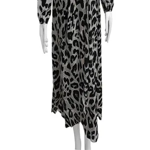 Detailansicht eines Chiffonkleides mit Leopardenmuster auf einer weißen Schaufensterpuppe.
