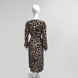 Rückansicht eines Chiffonkleides mit Leopardenmuster, langen Ärmeln und Taillenband