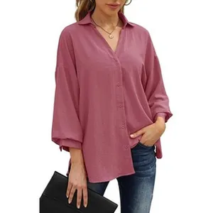 Detailansicht der weichen Textur und Knopfluft dieses altrosa Pendlerhemds für Damen.