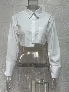 Detailansicht eines weißen bauchfreien Langarmshirts mit einzigartigem Saumdesign für Damen