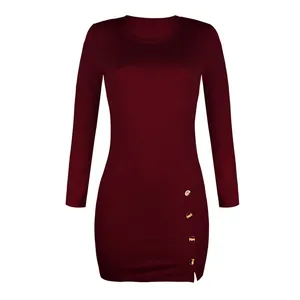 Vista dettagliata del vestito tubino a coste bordeaux con accenti di bottoni e girocollo