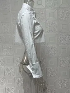 Seitenansicht eines weißen bauchfreien Langarmhemdes mit breiten Manschetten und Saum.