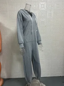 Lässiger grauer langärmeliger Kapuzen-Jumpsuit für Damen auf einem transparenten Mannequin.