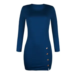 Abito in maglia a maniche lunghe blu scuro aderente con bottoni decorativi laterali