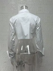 Rückansicht eines schicken weißen kurz geschnittenen Langarmhemdes in klarem Design.