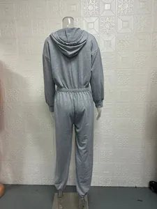 Detaillierte Rückansicht eines grauen Damen-Jumpsuits mit Kapuze und Gummibund