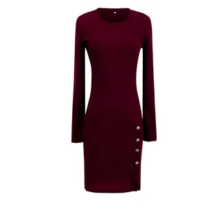 Abito bodycon bordeaux a costine a maniche lunghe con bottoni argento
