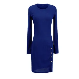 Vista dettagliata dell'abito bodycon blu reale in maglia a coste con maniche lunghe e bottoni