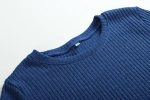Primo piano dello scollo di un abito in maglia a coste blu con etichetta taglia M