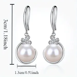 Dettaglio orecchini con perle che mostrano dimensioni di 3 cm di altezza e 1,3 cm