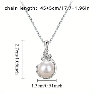 Primo piano dettagliato dell'elegante collana di perle d'argento con accento floreale e dimensioni
