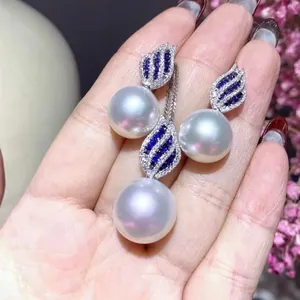 Elegante set di gioielli in perle con orecchini e pendente con accenti di zaffiro