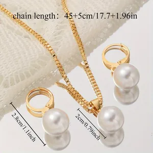 Vista macro dettagliata dell'elegante set di gioielli in perle dorate con collana e orecchini