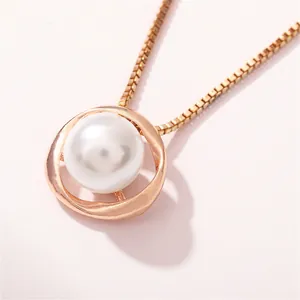 Dettaglio squisito di un elegante ciondolo per collana di perle in oro rosa e cornice