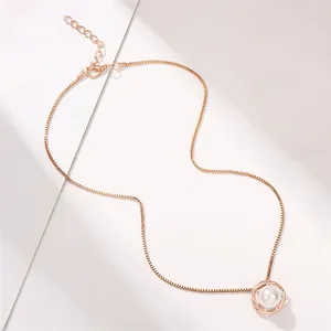 Elegante collana in oro rosa con un ciondolo minimalista con perla bianca design
