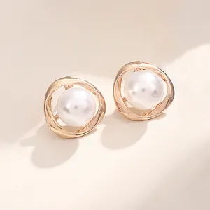 Primo piano dettagliato di eleganti orecchini a lobo con perle e design a cerchio ondulato