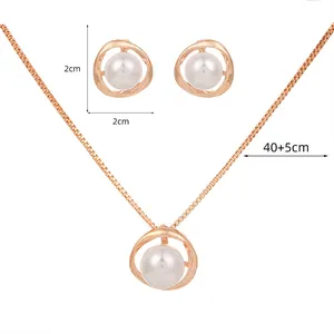 Dettaglio del set gioielli perla oro rosa con dimensioni orecchini 2cm e collana