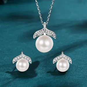 Vista dettagliata di set collana e orecchini di perle di lusso con foglie
