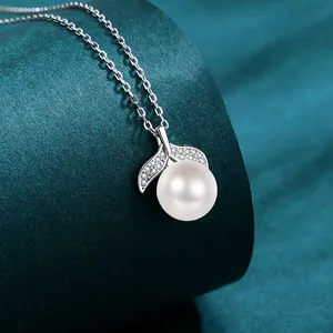 Dettaglio della collana di perle a coda di pesce con i cristalli scintillanti