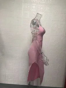 Seitenansicht eines rosa Glitzer-Bodycon-Kleides mit rückenfreiem Detail und Schlitz