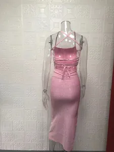 Elegantes rosa glitzerndes rückenfreies Midikleid mit raffinierten gekreuzten Trägern