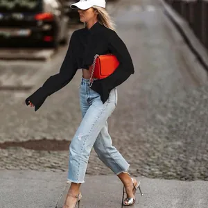 Stylisches schwarzes bauchfreies Damen-Langarmhemd für herbstlichen Streetwear-Look
