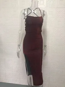Detail des weinroten Glitzer-Bodycon-Kleids mit eckigem Ausschnitt und Seitenschlitz