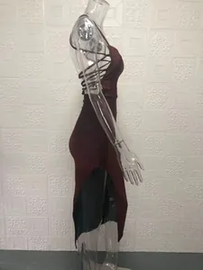 Seitenansicht burgunderrotes Glitzerkleid mit Schnürung am Rücken und hohem Schlitz
