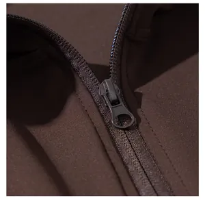 Nahaufnahme eines hochwertigen glatten Reißverschlusses an brauner Yoga-Jacke.