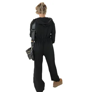 Ganzkörper-Rückansicht eines lässigen, einfarbigen Kapuzen-Sweatshirt-Jumpsuits für Damen