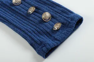 Dettaglio della manica in maglia a coste blu con bottoni dorati decorati con leone