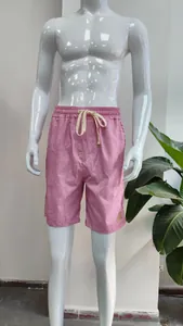 Primo piano di pantaloncini da uomo rosa traspiranti e casual per le vacanze con coulisse