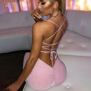 Detailansicht des rückenfreien rosa Glitzerkleids mit eleganter Schnürung im Rücken