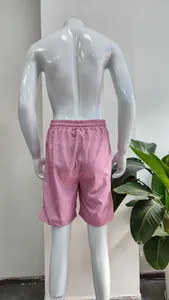 Vista posteriore di pantaloncini casual rosa stampati da uomo su manichino bianco.