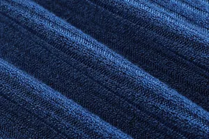 Macro della trama del tessuto a maglia a coste blu scuro per abiti autunno-inverno