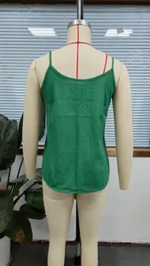 Vista posteriore dettagliata di una canotta a canotta in cotone e lino verde da donna
