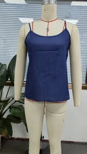 Canotta casual in cotone e lino blu scuro, top senza maniche esposto su un manichino