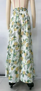 Vista trasera de pantalones anchos de talle alto con estampado de piña tropical en maniquí