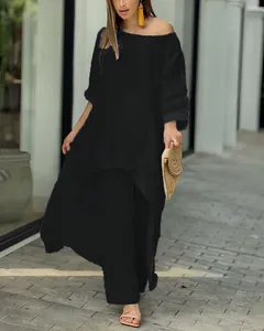 Street style προβολή μοντέλου του μαύρου σετ από λινό βαμβάκι με ασύμμετρη μπλούζα και παντελόνα