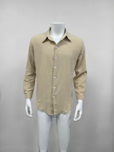 Vista frontale di una camicia casual da uomo in cotone e lino color kaki su manichino