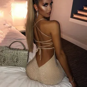 Elegantes Detail eines sexy goldfarbenen rückenfreien Bodycon-Kleids mit Schnürung am Rücken